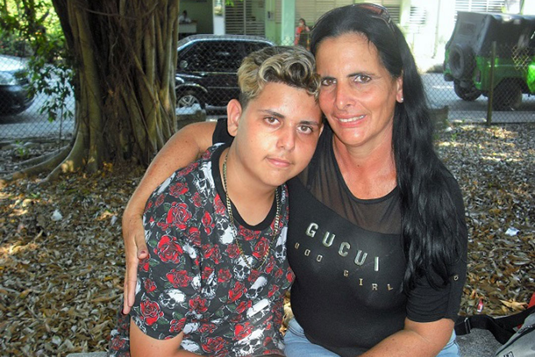 Yan Carlos y su mamá.