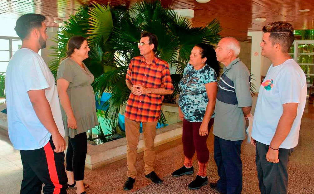 Dr. Raúl Collado López, director del IBP, junto a integrantes de este colectivo científico de la UCLV.