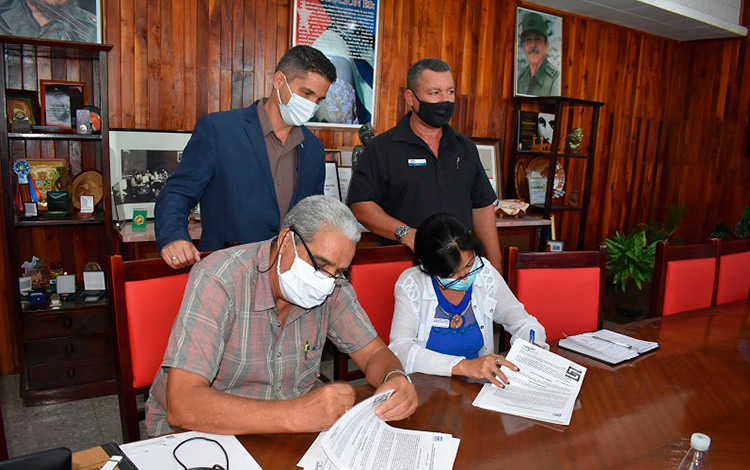 Firma de contrato entre el Instituto Nacional de Recursos Hidráulicos en Villa Clara y la Universidad Central «Marta Abreu » de Las Villas. Firma de contrato entre el Instituto Nacional de Recursos Hidráulicos en Villa Clara y la Universidad Central «Marta Abreu » de Las Villas.