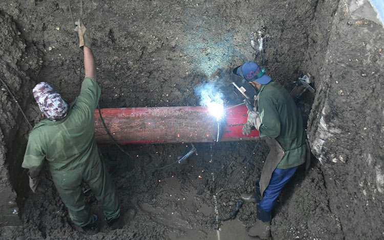 Labores de soldadura en las tuberías de la Estación de Bombeo Presa Minerva.