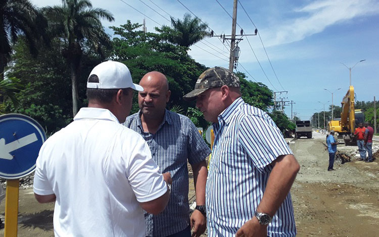 Presidente del INRH y el primer secretario del PCC en Villa Clara recorren obras en la Carretera Central banda a Placetas. Presidente del INRH y el primer secretario del PCC en Villa Clara recorren obras en la Carretera Central banda a Placetas.