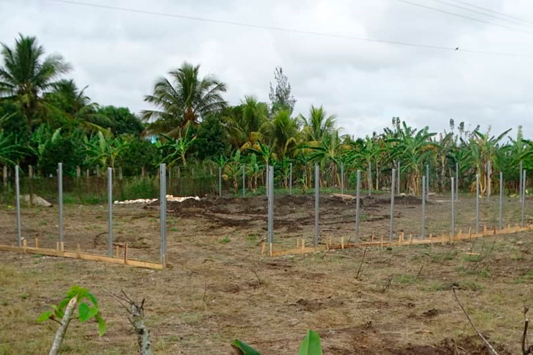 Preparación del terreno para la instalación de paneles solares en la estación de bombeo de la Base Aérea, en Santa Clara.