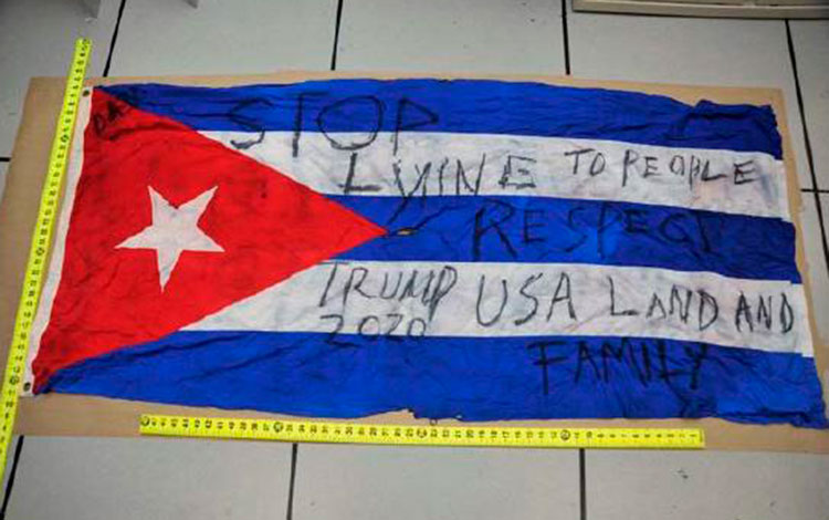 Bandera cubana profanada por autor de ataque terrorista contra Embajada de Cuba en Estados Unidos. Bandera cubana profanada por autor de ataque terrorista contra Embajada de Cuba en Estados Unidos.