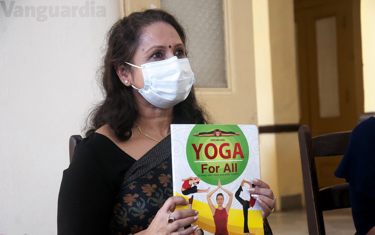 Donación de libros de la embajadora de la India 