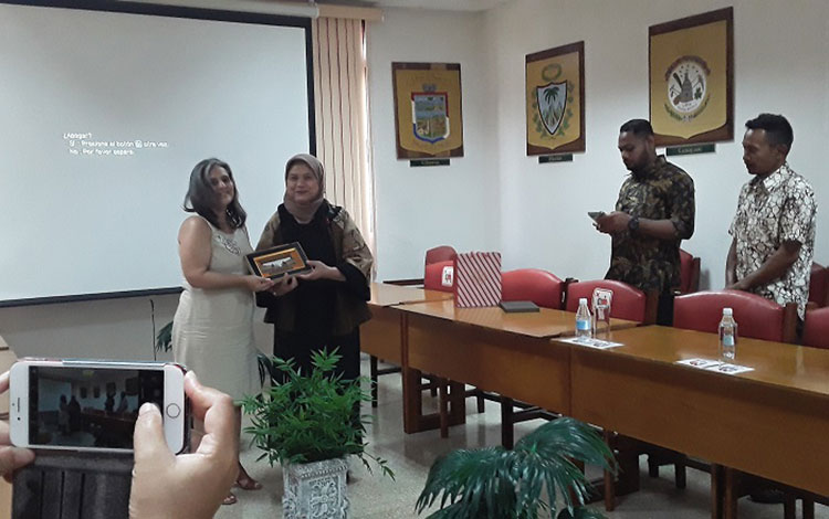 Embajadora de Indonesia en Cuba y la delegación que la acompaña entregan obsequio a la provincia de Villa Clara. Embajadora de Indonesia en Cuba y la delegación que la acompaña entregan obsequio a la provincia de Villa Clara.