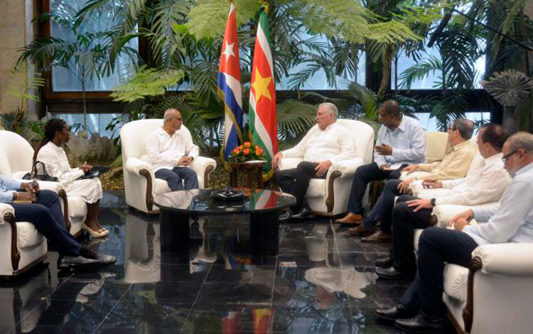 Encuentro del presidente de Cuba, Miguel Díaz-Canel Bermúdez, y el canciller de Surinam, Albert Ramdin, y las delegaciones de ambos países. Encuentro del presidente de Cuba, Miguel Díaz-Canel Bermúdez, y el canciller de Surinam, Albert Ramdin, y las delegaciones de ambos países.