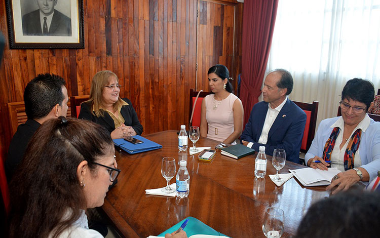 Embajador del Reino Unido de Gran Bretaña e Irlanda del Norte en Cuba, excelentísimo Sir George Hollingbery KCMG, fue recibido en la Universidad Central «Marta Abreu» de Las Villas.