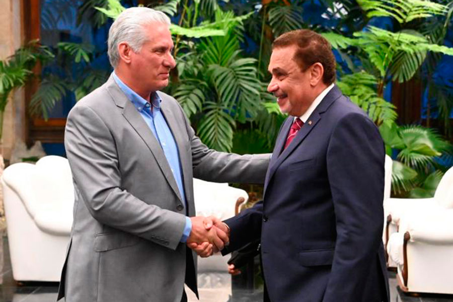 Presidente de Cuba, Miguel Díaz-Canel Bermúdez, y el canciller de Seychelles, Louis Sylvestre Radegonde.