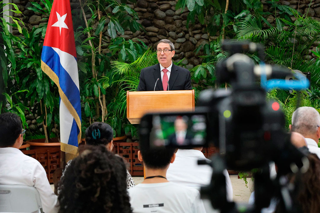 Canciller cubano presenta informe sobre el bloqueo a la prensa y el cuerpo diplomático.