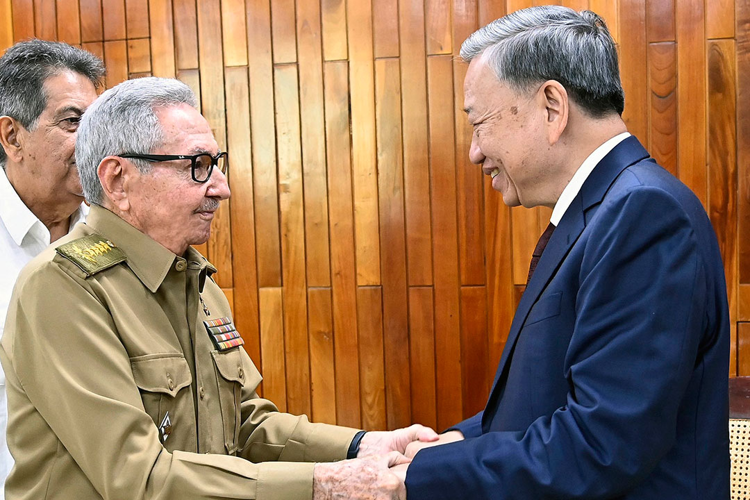 General de Ejército Raúl Castro Ruz y el presidente de Vietnam. To Lam.