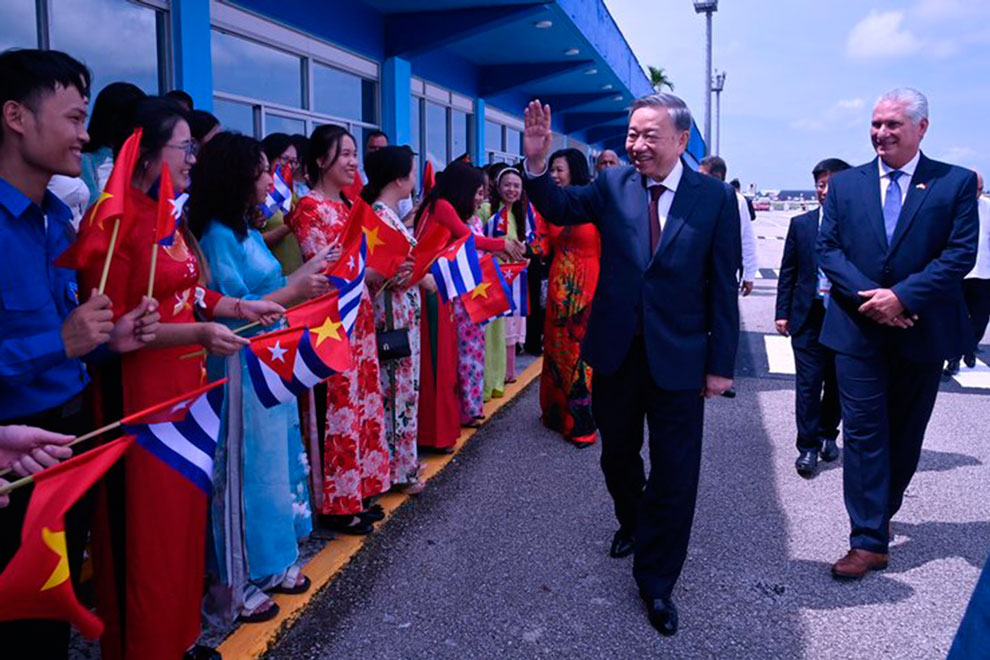 Presidente cubano, Miguel Dïaz-Canel, acompaña al presidente vietnamita, To Lam, en su despedida tras visita oficial a Cuba.