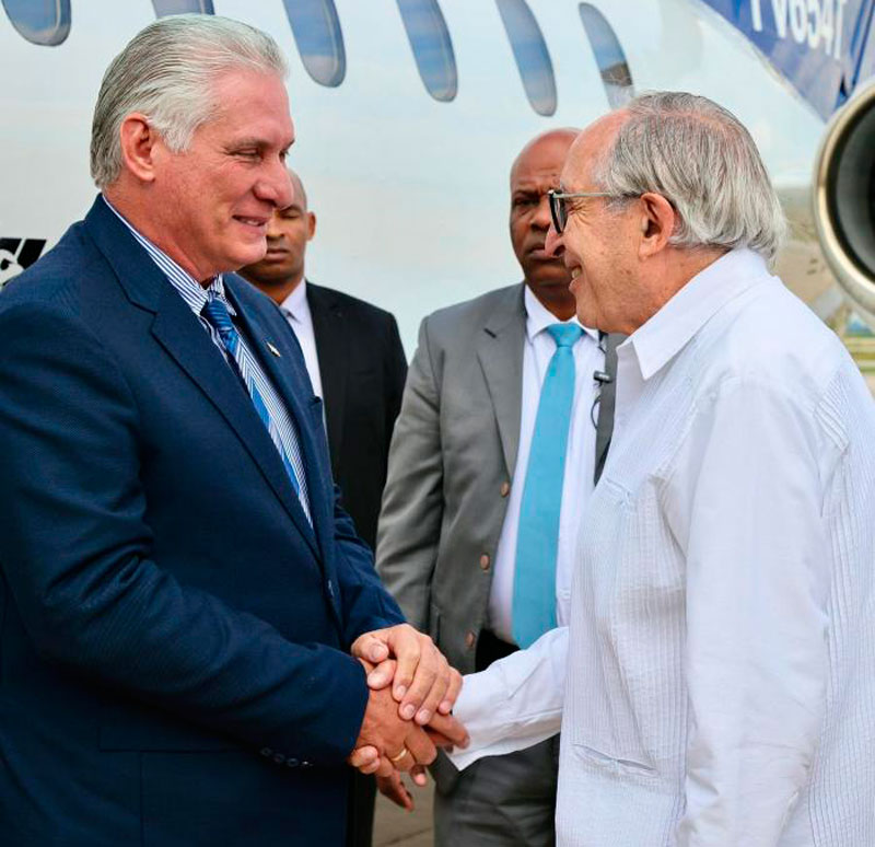 Miguel Díaz-Canel es recibido por el doctor David Kershenobich, quien asumirá la Secretaría de Salud de México.