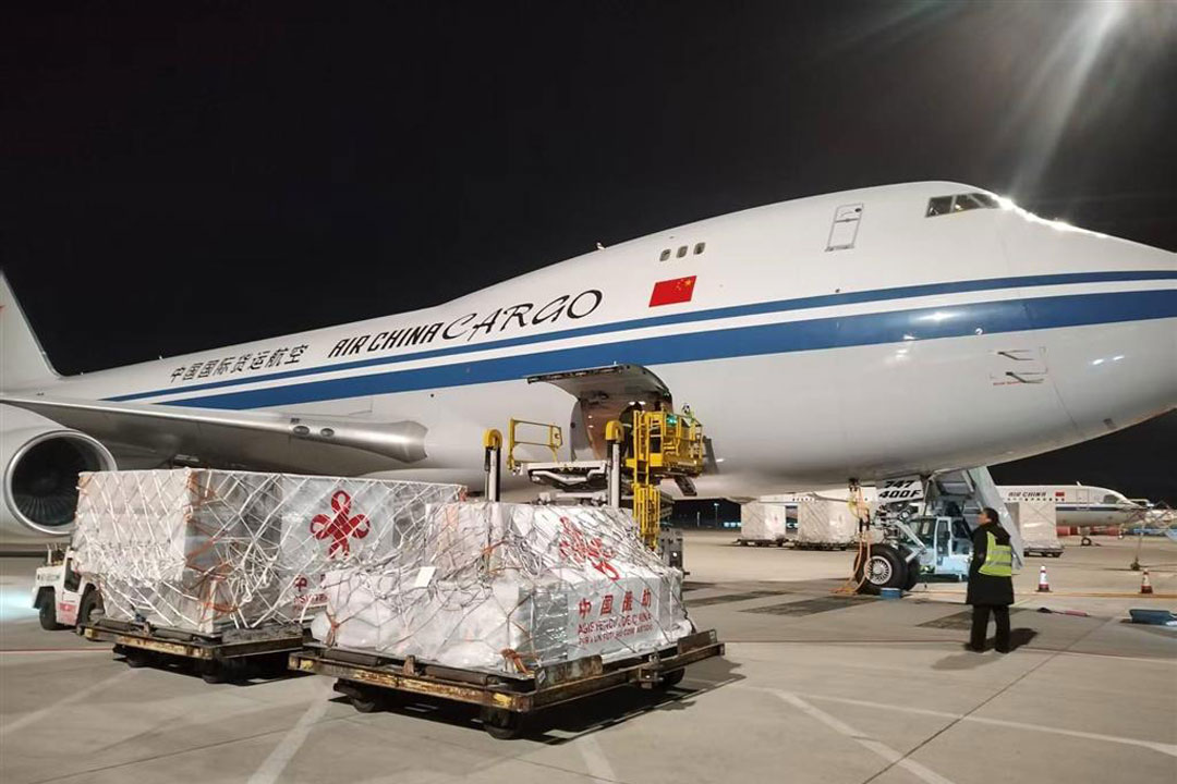 Carga de piezas donadas por China a Cuba