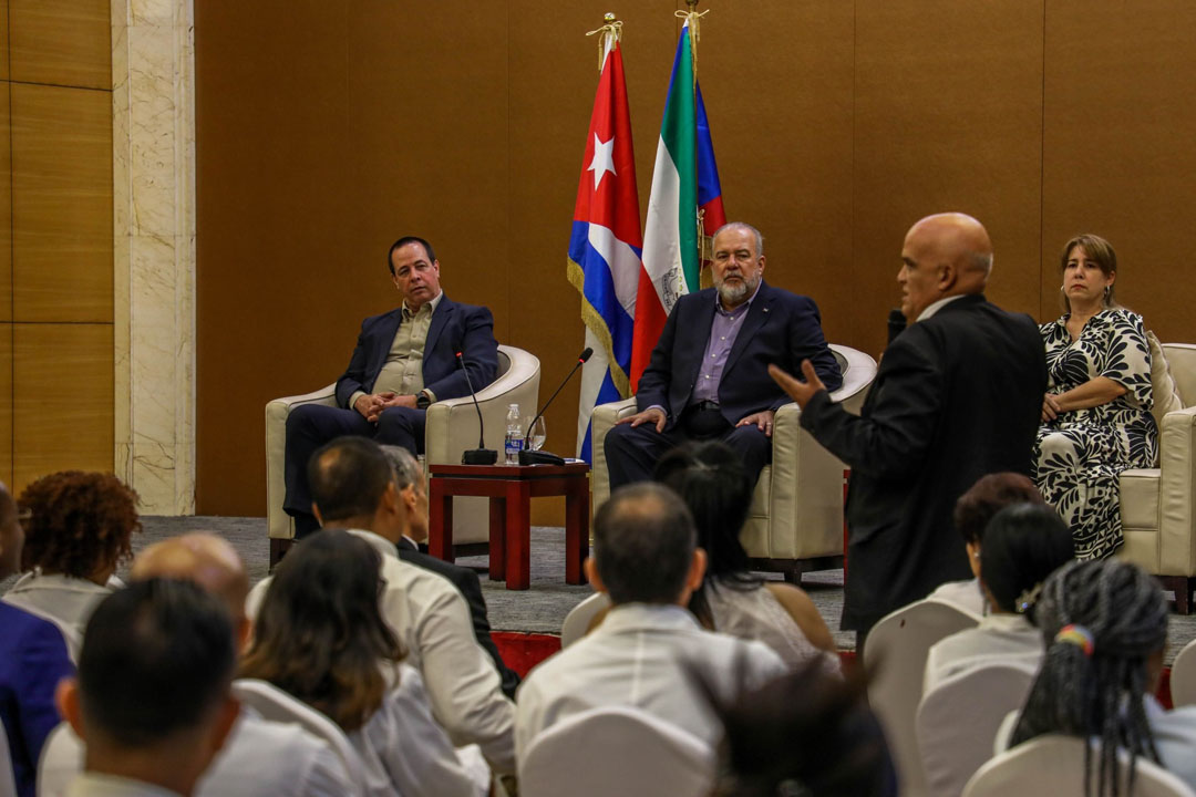 Mnuel Marrero con cooperantes cubanos en Guinea Ecuatorial