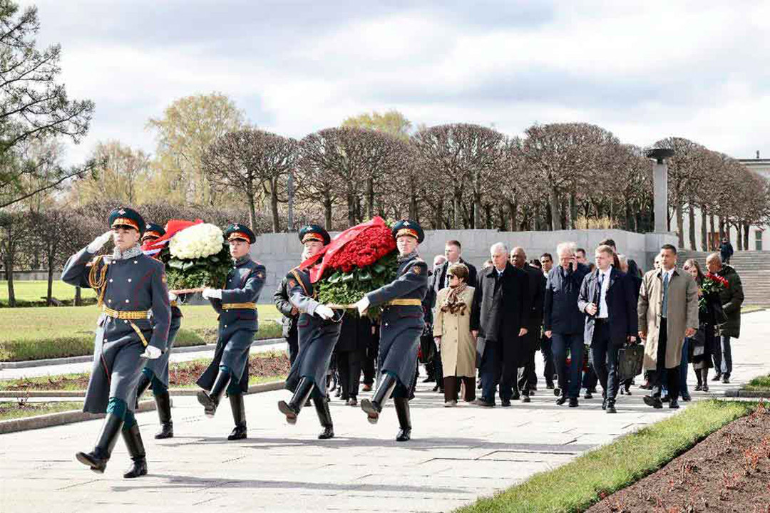 Ofrenda floral de Díaz.Canel en cementerio de San Petersburgo 