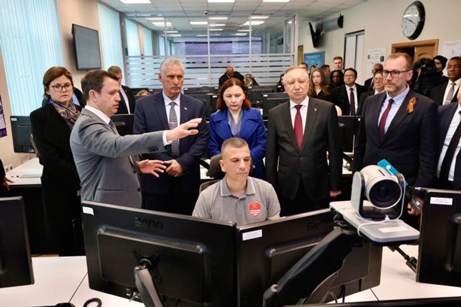 Presidente cubano, Miguel Díaz-Canel, en centro de nuevas tecnologías.
