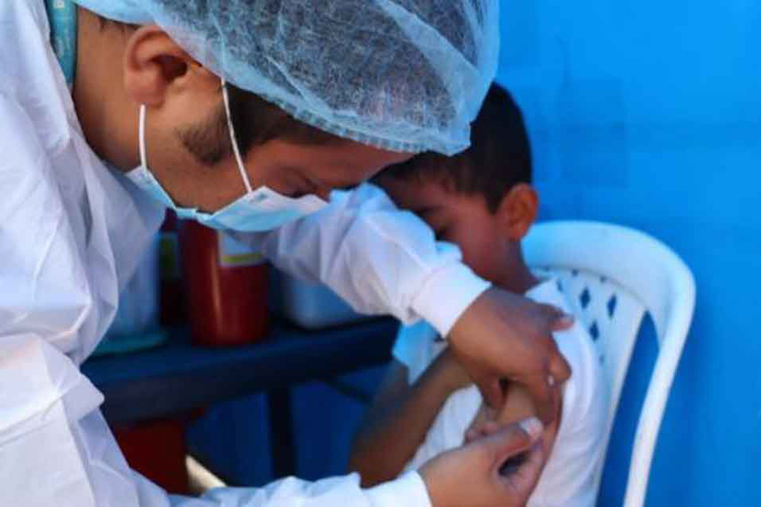 Personal de salud vacunando a un niño