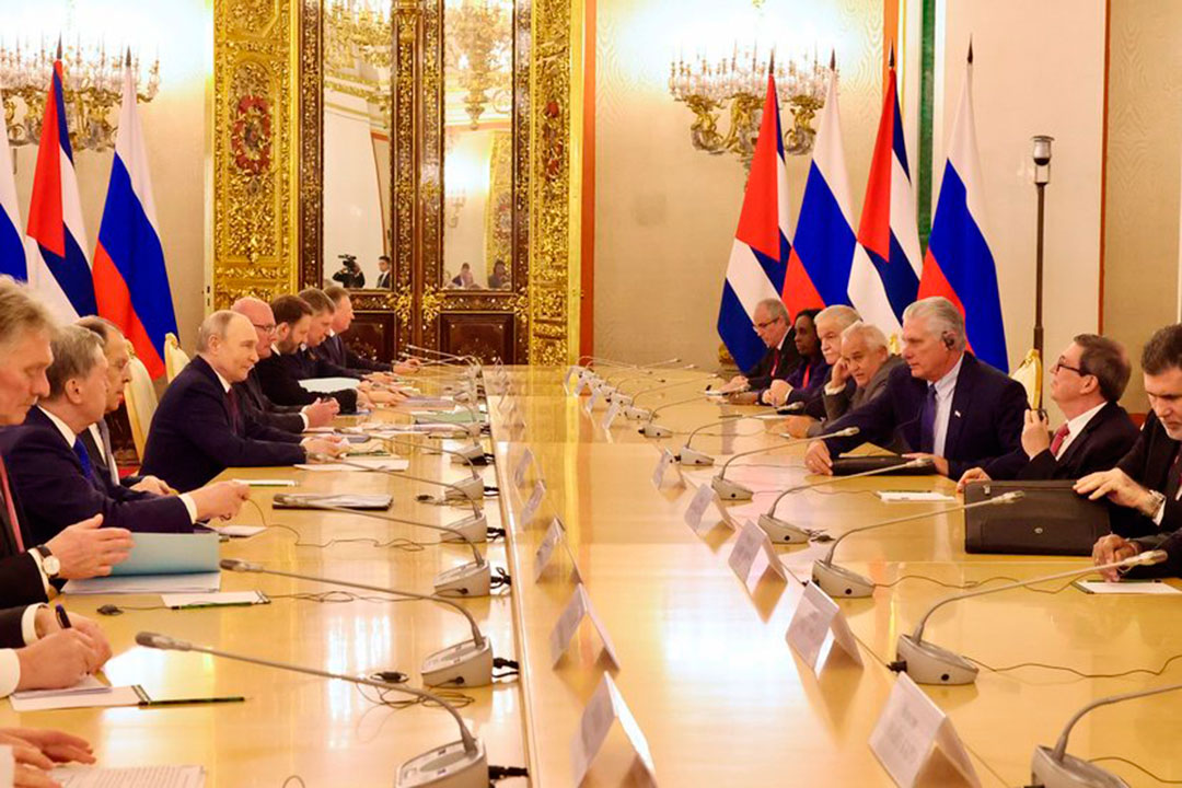 Encuentro entre los presidentes y delegaciones de Cuba y Rusia.