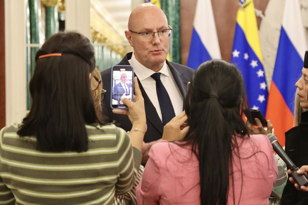 Periodista entrevistando al vicepresidente del Gobierno de la Federación de Rusia, Dimitri Nikolaevich Chernyshenko