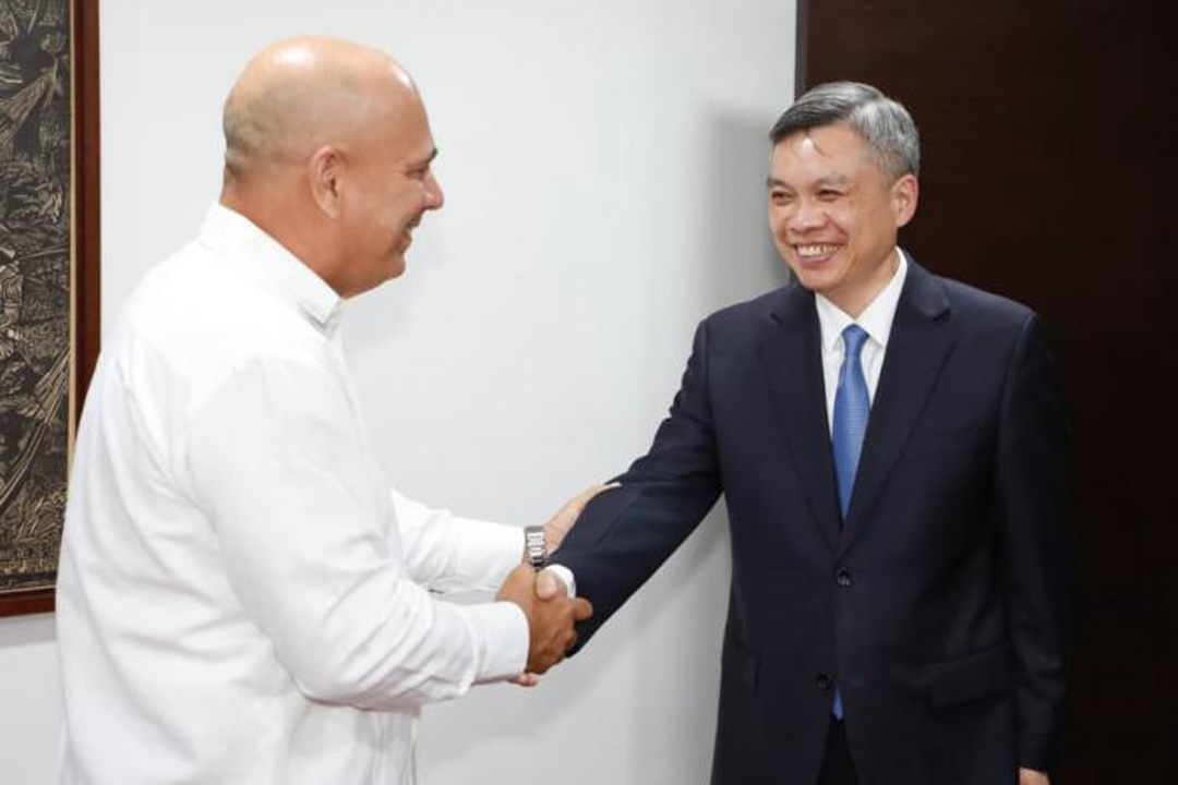 Roberto Morale Ojeda y Liu Jie, gobernador de la provincia de Zhejiang