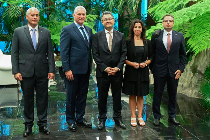Presidente cubano, Miguel Díaz-Canel, recibe a nuevos embajadores.