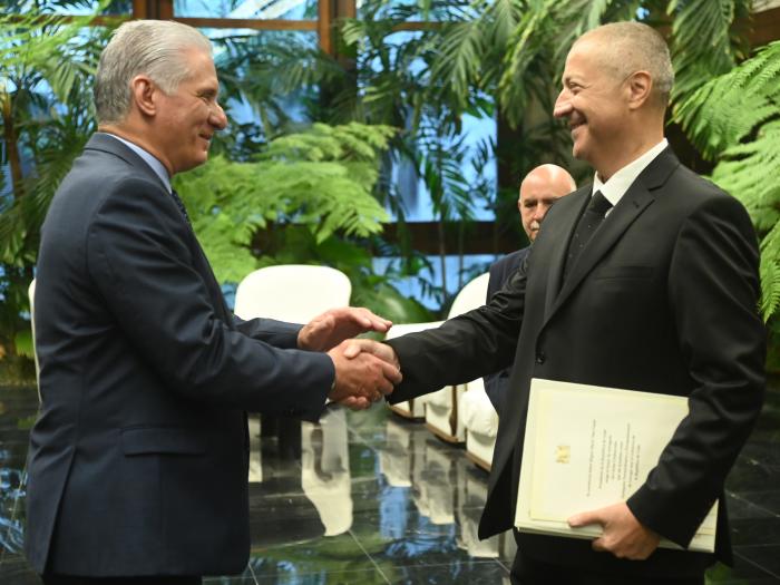 Presidente cubano, Miguel Díaz-Canel, recibe a nuevos embajadores.