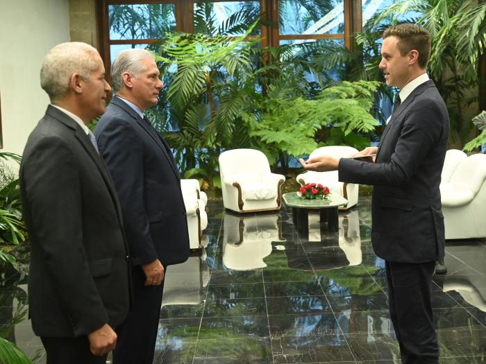 Presidente cubano, Miguel Díaz-Canel, recibe a nuevos embajadores.