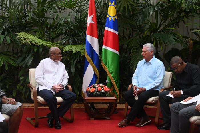 Presidente cubano, Miguel Díaz-Canel, y el embajador de Namibia, Samuel Hendrik Goagoseb.