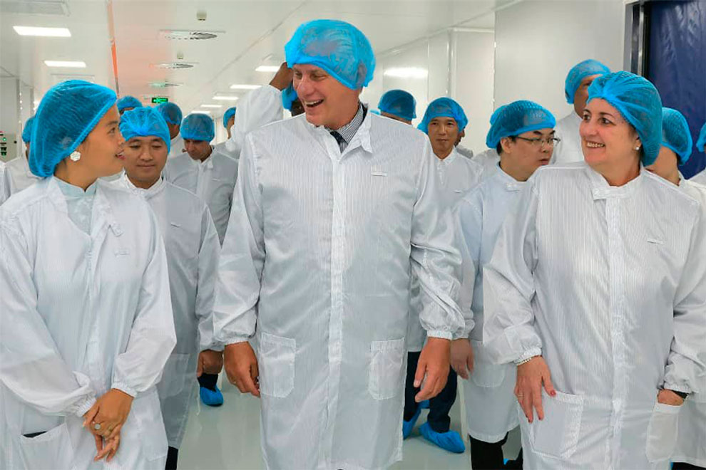 Recorrido del presidente cubano por la planta de producción de medicamentos.