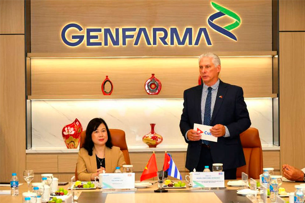Presidente de Cuba, Miguel Díaz-Canel, y la ministra de Salud de Vietnam, Dao Hong Lan, inauguran la planta de medicamentos en la empresa mixta Genfarma.