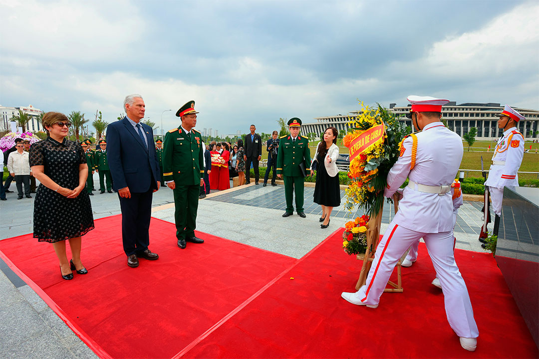 Homenaje a cubanos caídos en misiones en Vietnam.