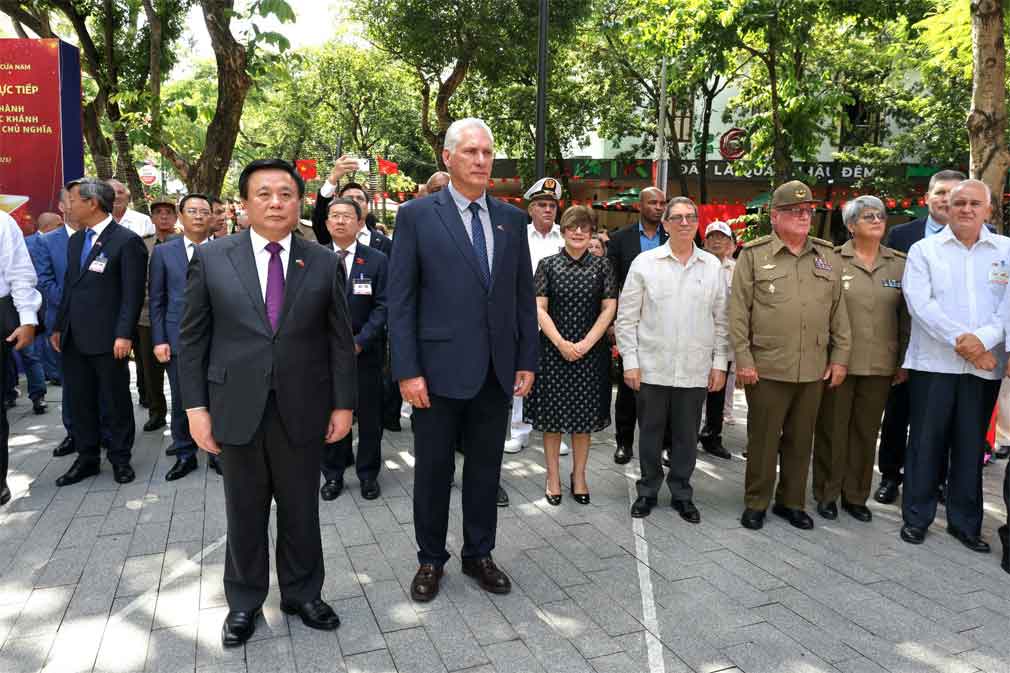 Presidente cubano y delegación rinde tributo a José Martí en Vietnam.
