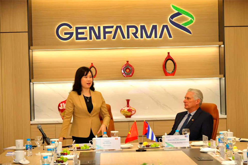 Ministra de Salud de Vietnam y presidente de Cuba inauguran la planta de medicamentos.