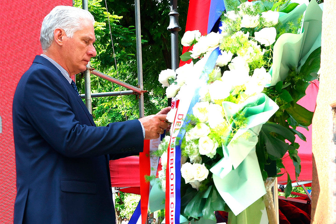 Presidente cubano coloca ofrenda floral ante el busto de José Martí en Hanoi, Vietnam.