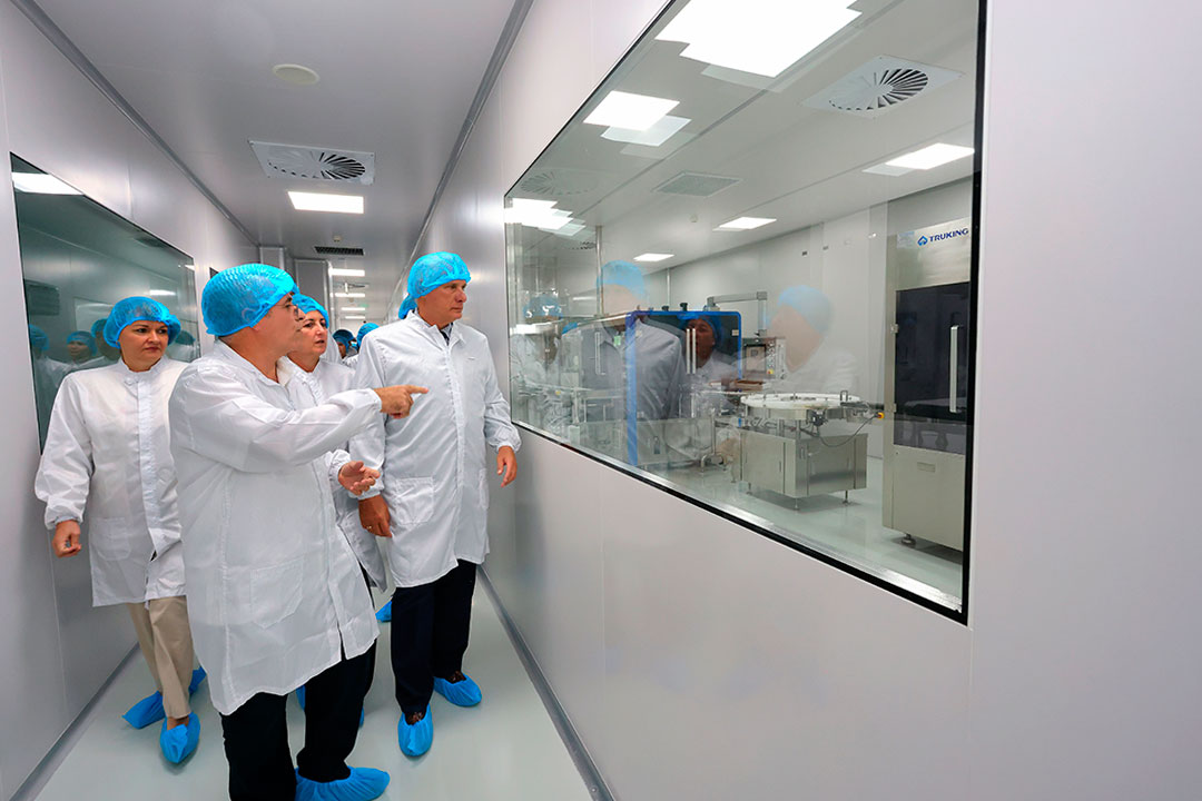 Recorrido del presidente cubano por la planta de producción de medicamentos.