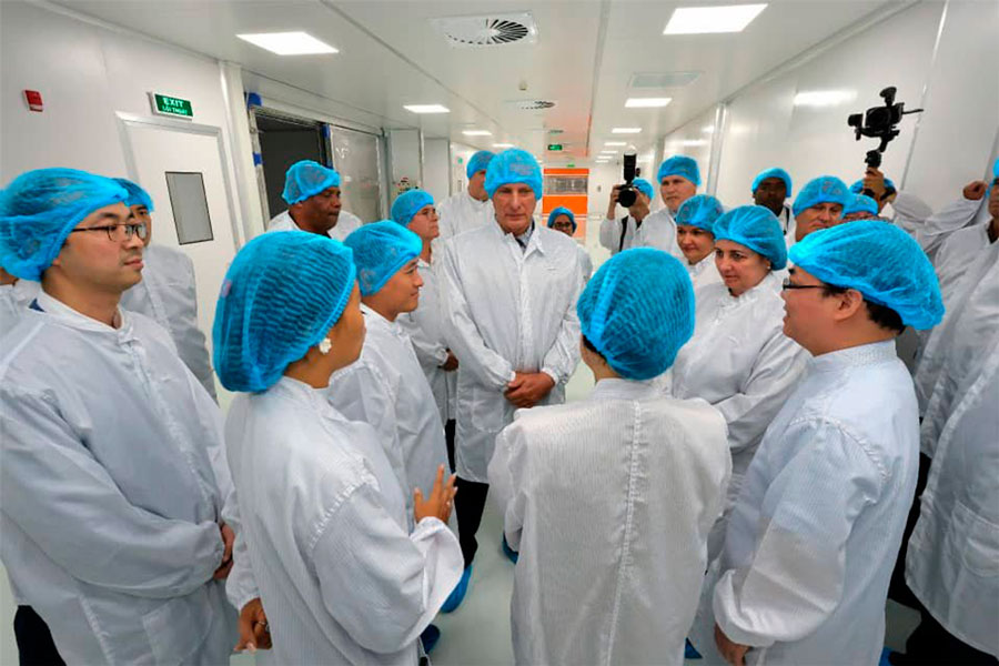 Recorrido del presidente cubano por la nueva planta de producción de medicamentos.