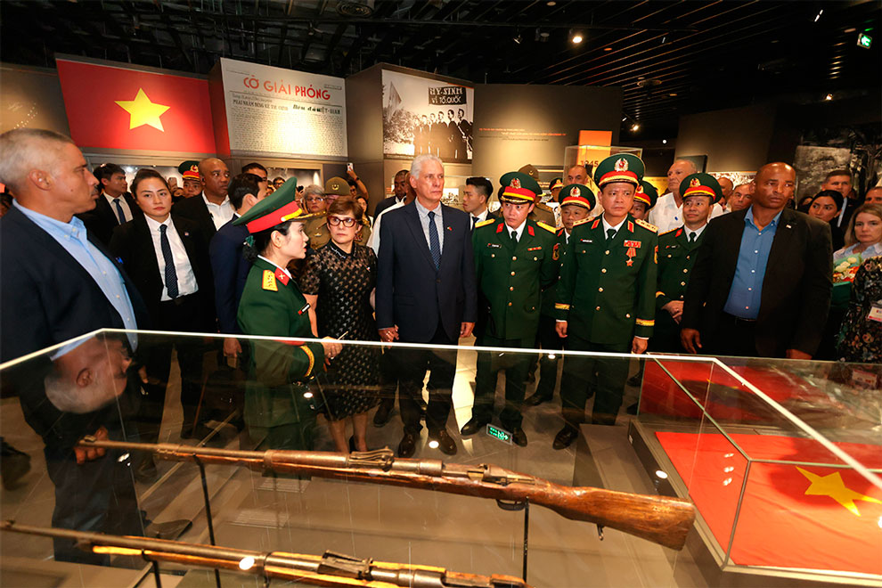 Presidente cubano visita el Museo Nacional de Historia Militar.