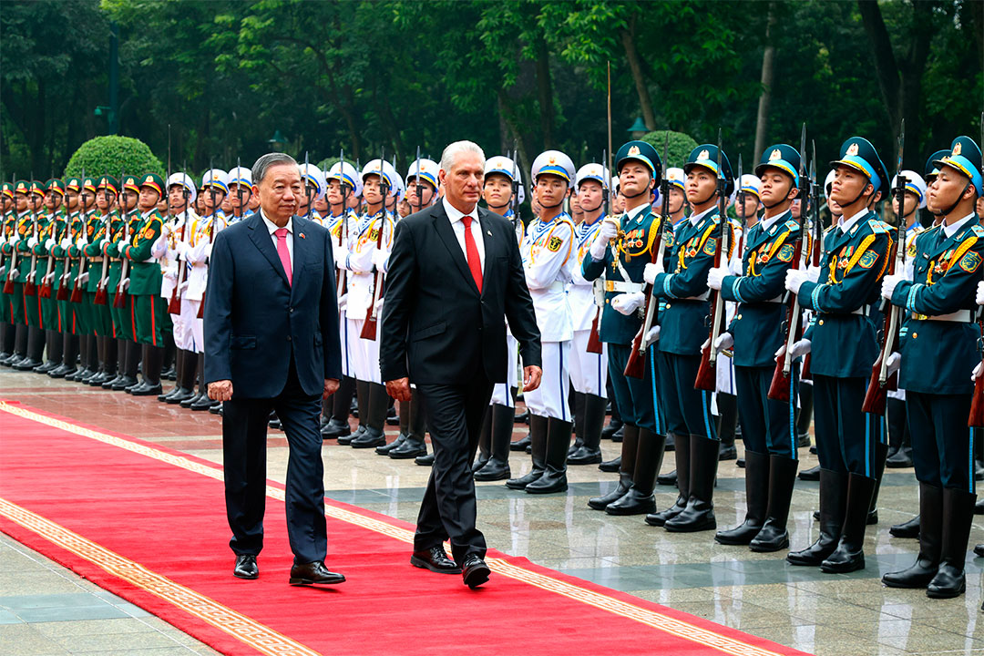 Ceremonia oficial de recibimiento al presidente cubano, Miguel Díaz-Canel, presidida por To Lam, secretario general del Partido Comunista de Vietnam.