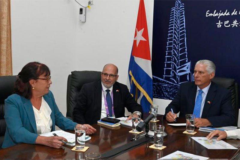 Presidente cubano, Miguel Díaz-Canel, en visita a la embajada de Cuba en China.