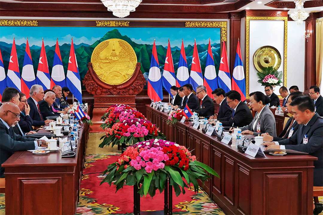 Conversaciones entre las delegaciones de Cuba y Laos.