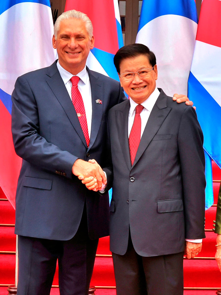 Presidente cubano, Miguel Díaz-Canel Bermúdez, y hongloun Sisoulith, secretario general del Partido Popular Revolucionario Lao y presidente de la República Democrática Popular Lao.