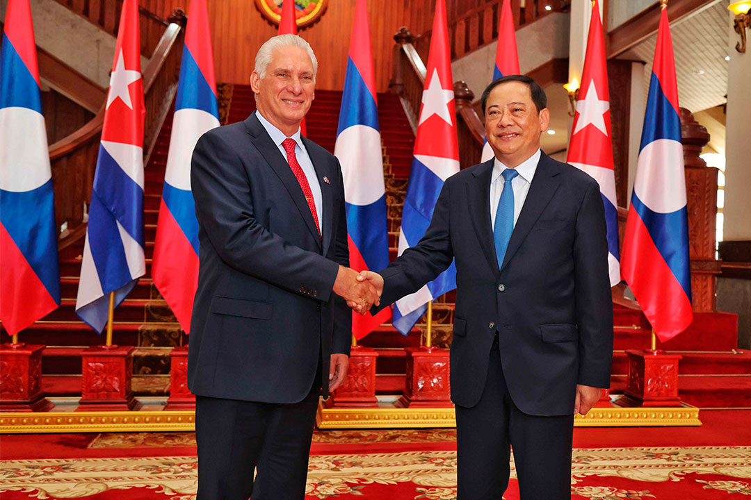 Encuentro del presidente cubano, Miguel Díaz-Canel, y el primer ministro  de Laos, Sonexay Siphandone.