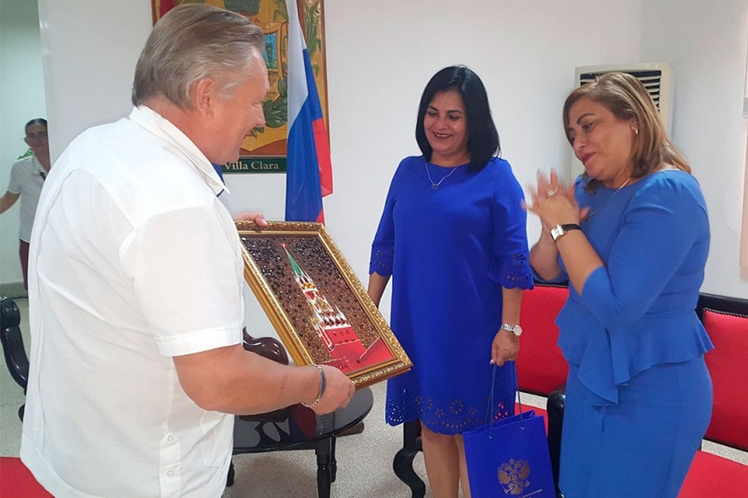 Intercambio de obsequios entre el embajador de la Federación Rusa y las principales autoridades del Partido y el Gobierno en Villa Clara.