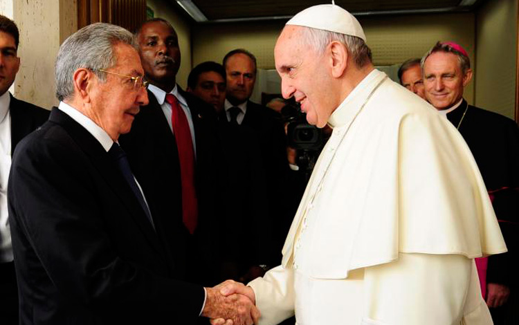 Raúl Castro visita a su Santidad Francisco en el Vaticano en 2015 Foto: Estudios Revolución Raúl Castro visita a su Santidad Francisco en el Vaticano en 2015 Foto: Estudios Revolución
