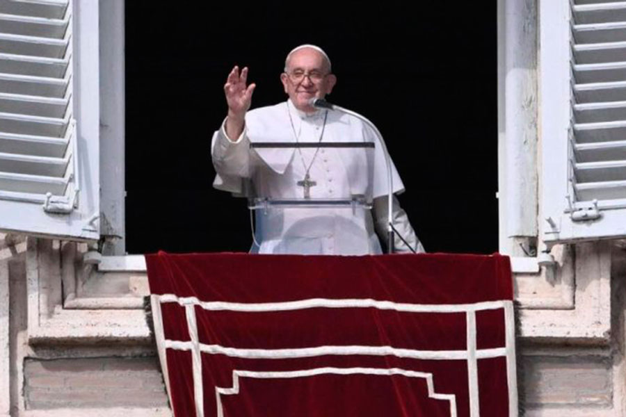 Papa Francisco celebra la misa del gallo en la basílica de San Pedro.