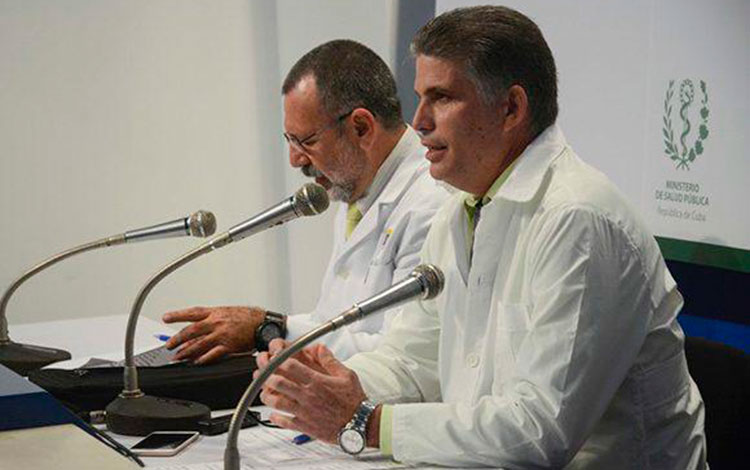 Doctores Alberto Fernández Seco, jefe del Departamento de Adulto Mayor, y José Raúl de Armas Fernández, jefe del Departamento de Enfermedades Transmisibles del Minsap.