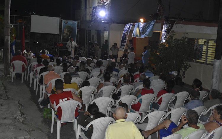 Audiencia sanitaria sobre COVID-19 en el reparto Capiro, de Santa Clara.