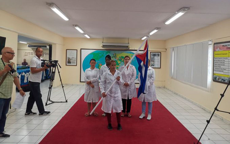 Brigada médica cubana parte a Suriname. Brigada médica cubana parte a Suriname.
