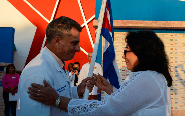 Abanderamiento de la brigada médica cubana que combatirá la COVID-19 en Jamaica. Abanderamiento de la brigada médica cubana que combatirá la COVID-19 en Jamaica.