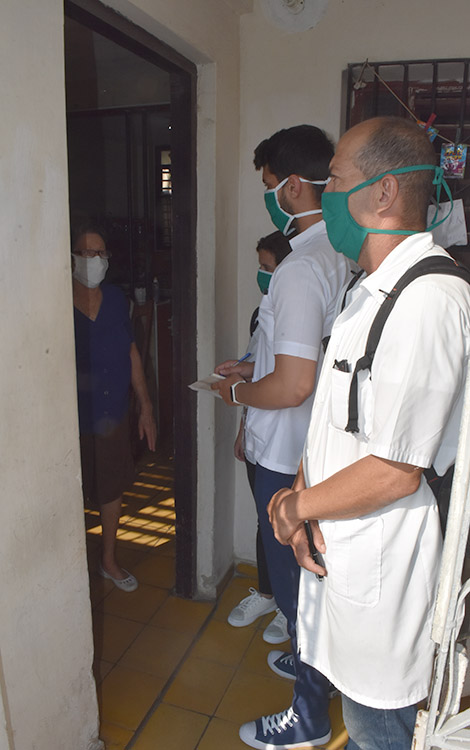 Estudiantes en el área del policlinico XX Aniversario, de Santa Clara, para realizar pesquisas de la COVID-19. Estudiantes en el área del policlinico XX Aniversario, de Santa Clara, para realizar pesquisas de la COVID-19.